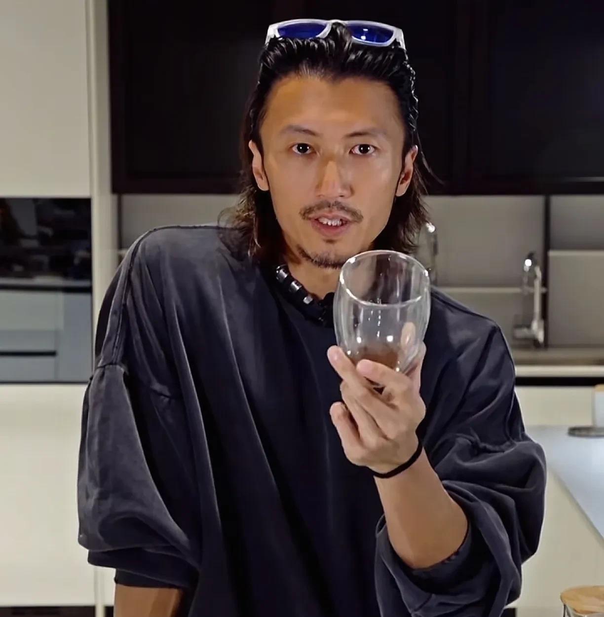 跟张柏芝在一起的谢霆锋，整天打游戏。跟王菲在一起的谢霆锋，天天研究美食。如果你是