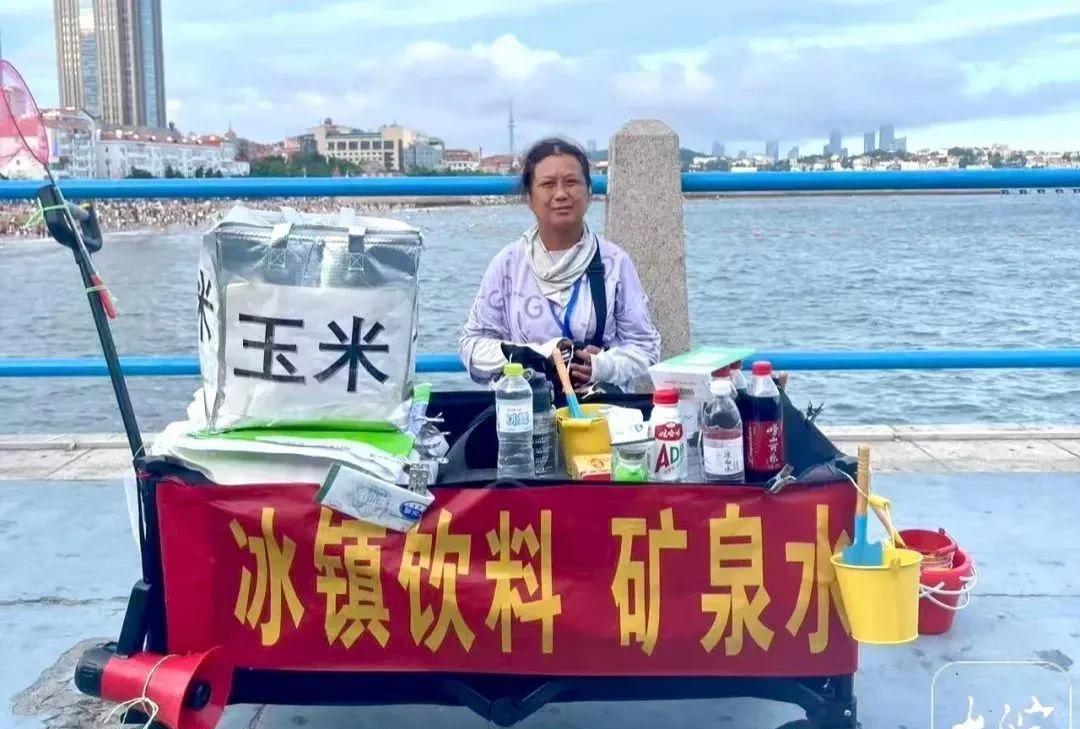 安徽人的骄傲！青岛救人的玉米摊主阿姨名叫刘玉荣，来自于安徽阜阳界首市，现居青岛。