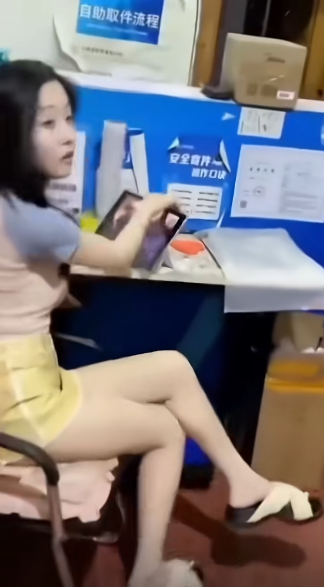 她在看什么这么入迷？？？