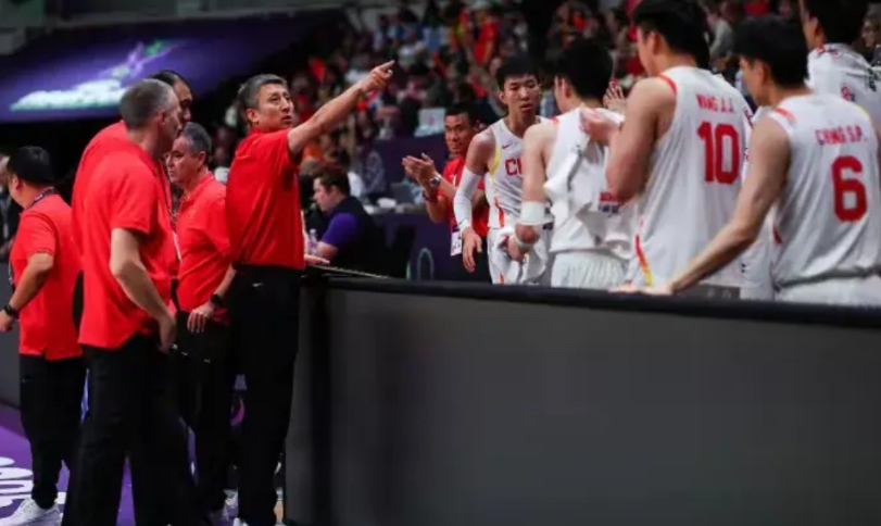 幸好所谓主力没来，尤其周琦打中锋，孙铭徽、赵继伟打控卫，曾凡博、张镇麟打四号位，