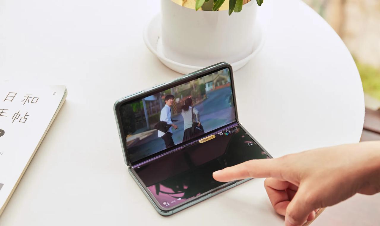 苹果首款折叠式iPhone将于明年9月亮相，这次靠谱是摩根大通研究透露的，就是1