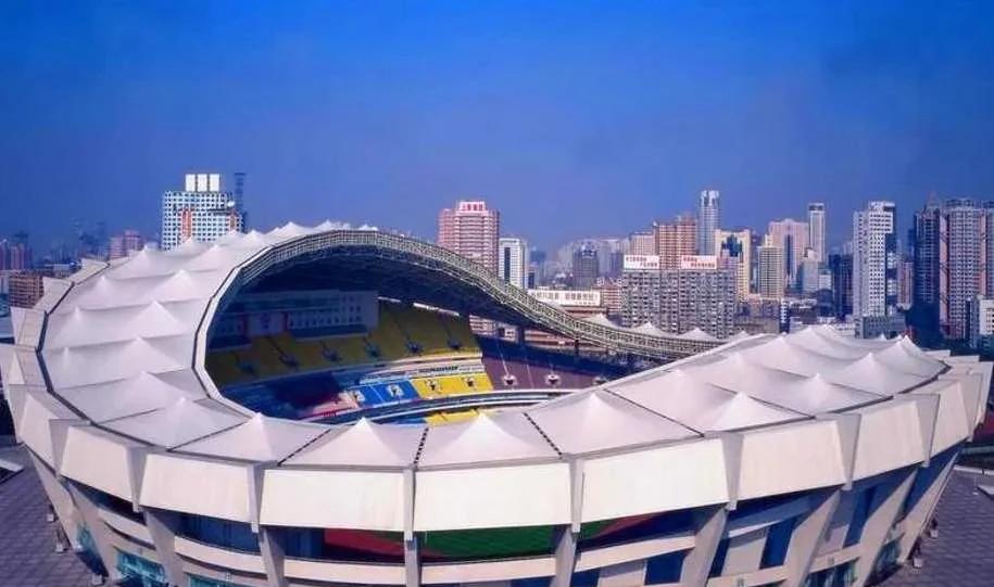 承办国足邀请赛很可能是这4座体育馆产生
1，成都凤凰山体育馆
2，大连梭鱼湾足球