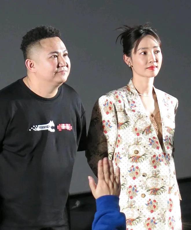白百何二婚是越来越好看！
身穿花色西装，