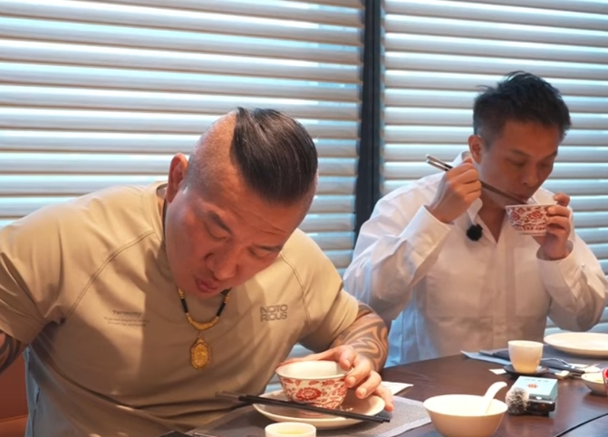 馆长深圳第一天直播人数2万左右

相比上次上海行与汪小菲的直播人数冲到40万，今