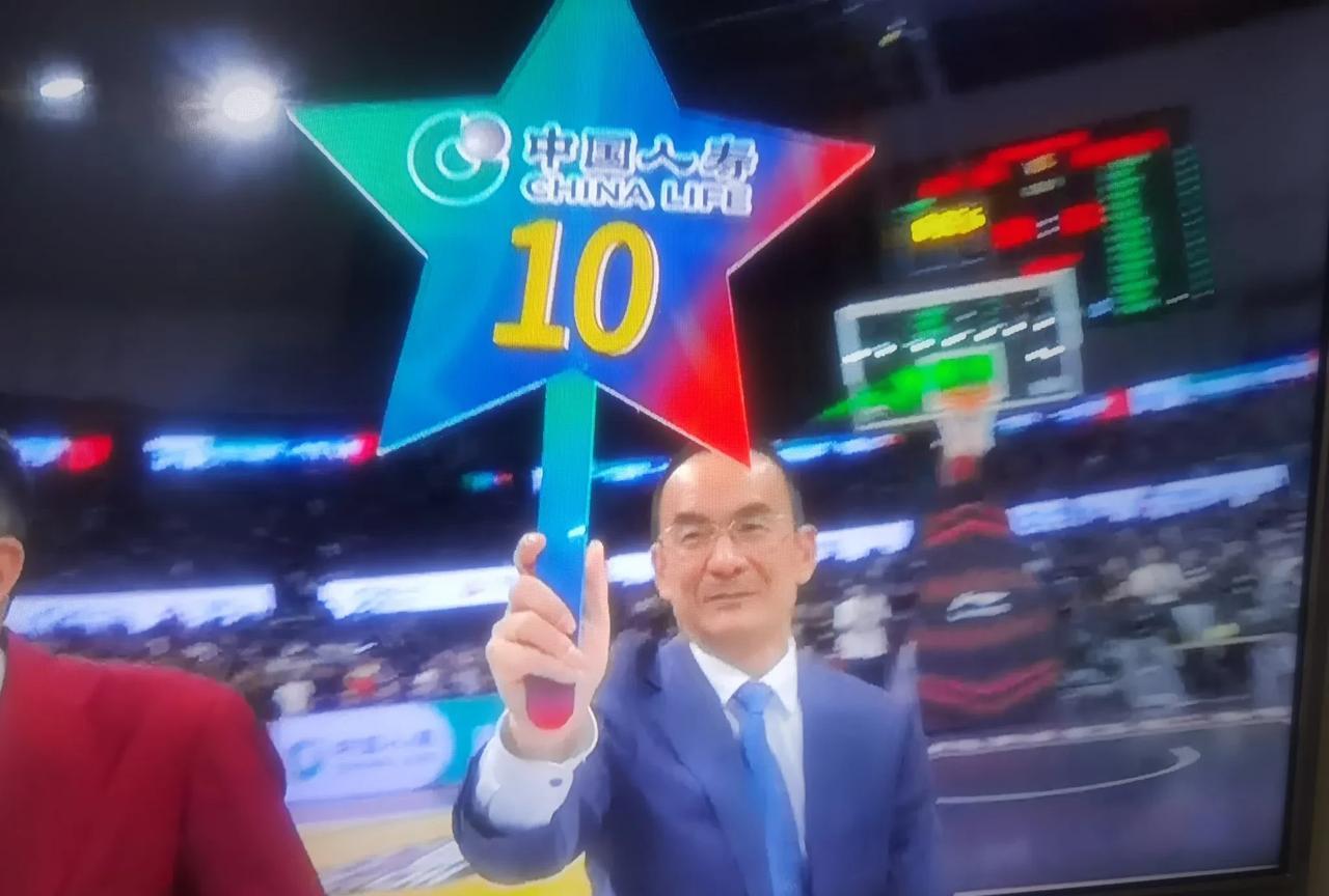 为啥有一个保险公司的代表。这下明白了吧。这扣篮大赛风险系数还是真的不小啊。飞跃7