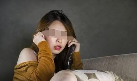 上海，一女子独居在12楼，她躺床上休息时，突然，她通过衣柜的反光，发现有个鬼鬼祟