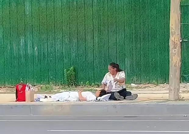 山东菏泽36度高温天，语文考试一结束，一对母女往人行道上直接一躺。别的考生忙着往