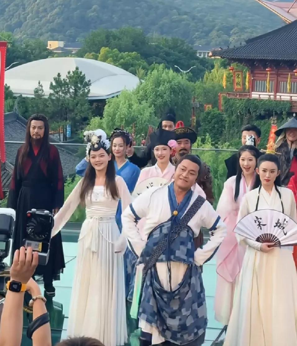 我实在不敢相信马景涛会缺钱，
他有那么多的经典作品，
但是看到63岁的他还在那么
