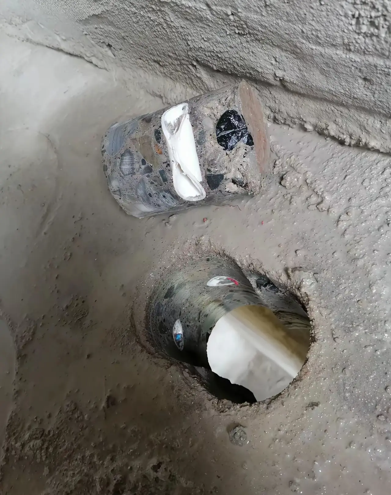 这可怎么办？打眼打到电线上了电线太短又拽不出来。谁有好办法？
