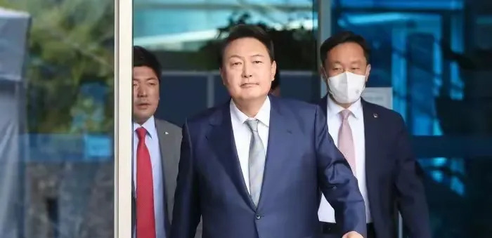 韩国总统没招了，老实去挨审吧











韩国前总统尹锡悦现在是真没辙