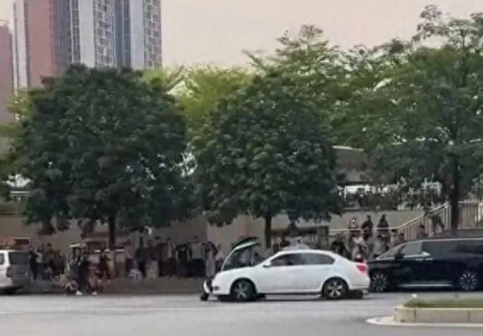 这得多大的仇怨？广州，一男子开私家车朝着一家三口撞去，直接将3人撞伤！而3人身份