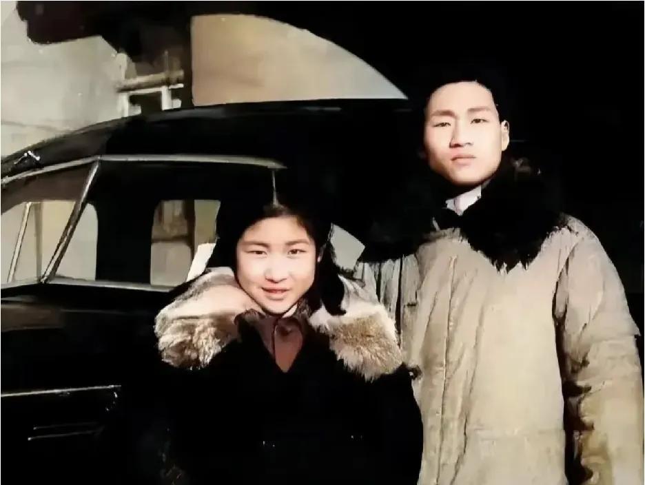 这张照片大家应该都见过，1948年拍摄的，有人说站在李敏身边的是毛岸青，有的则说