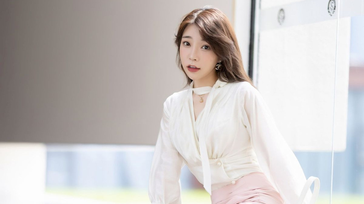 徐莉芝Booty白色上衣搭配粉色短裙