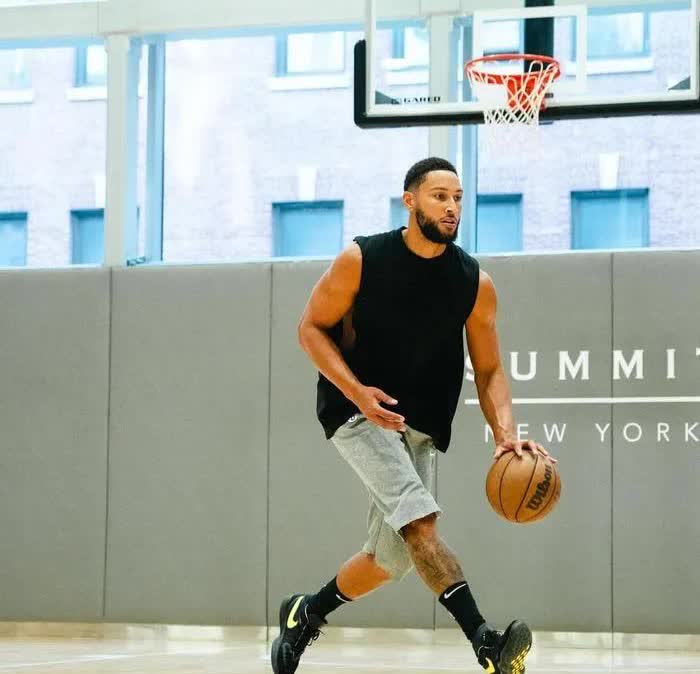 NBA自由球员本-西蒙斯真是太吃香了！今天据美国名记Marc Stein透露，自