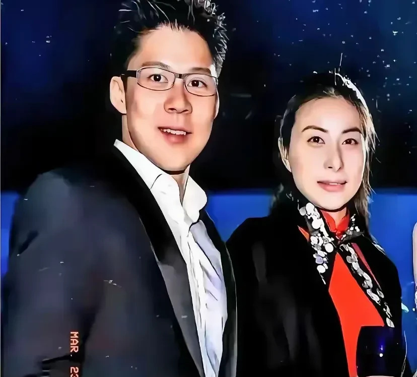 郭晶晶的豪门朴素生活











震惊！郭晶晶和霍启刚搬出了霍家大宅！
