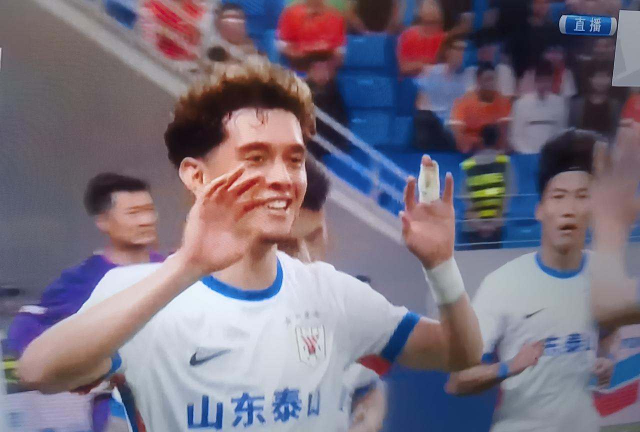 山东泰山客场1：0领先青岛海牛！李小恒进球了！
         开场，李小鹏主