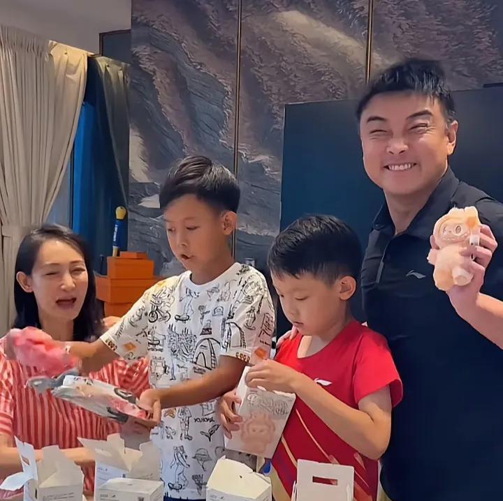 不上班的王皓在家幸福爆棚。感觉比多哈还开心。主要在家放松自在。看看这一家四口幸福