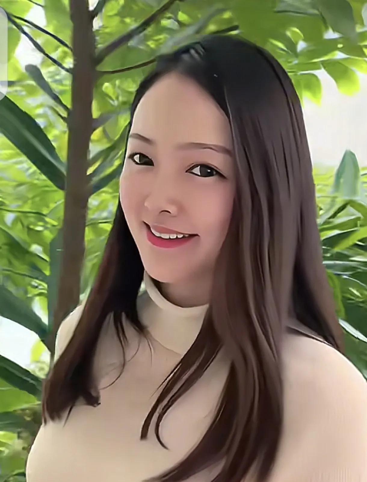 微笑的阳光女孩，自然清新，散发着温暖与活力。
也许你不认识啊