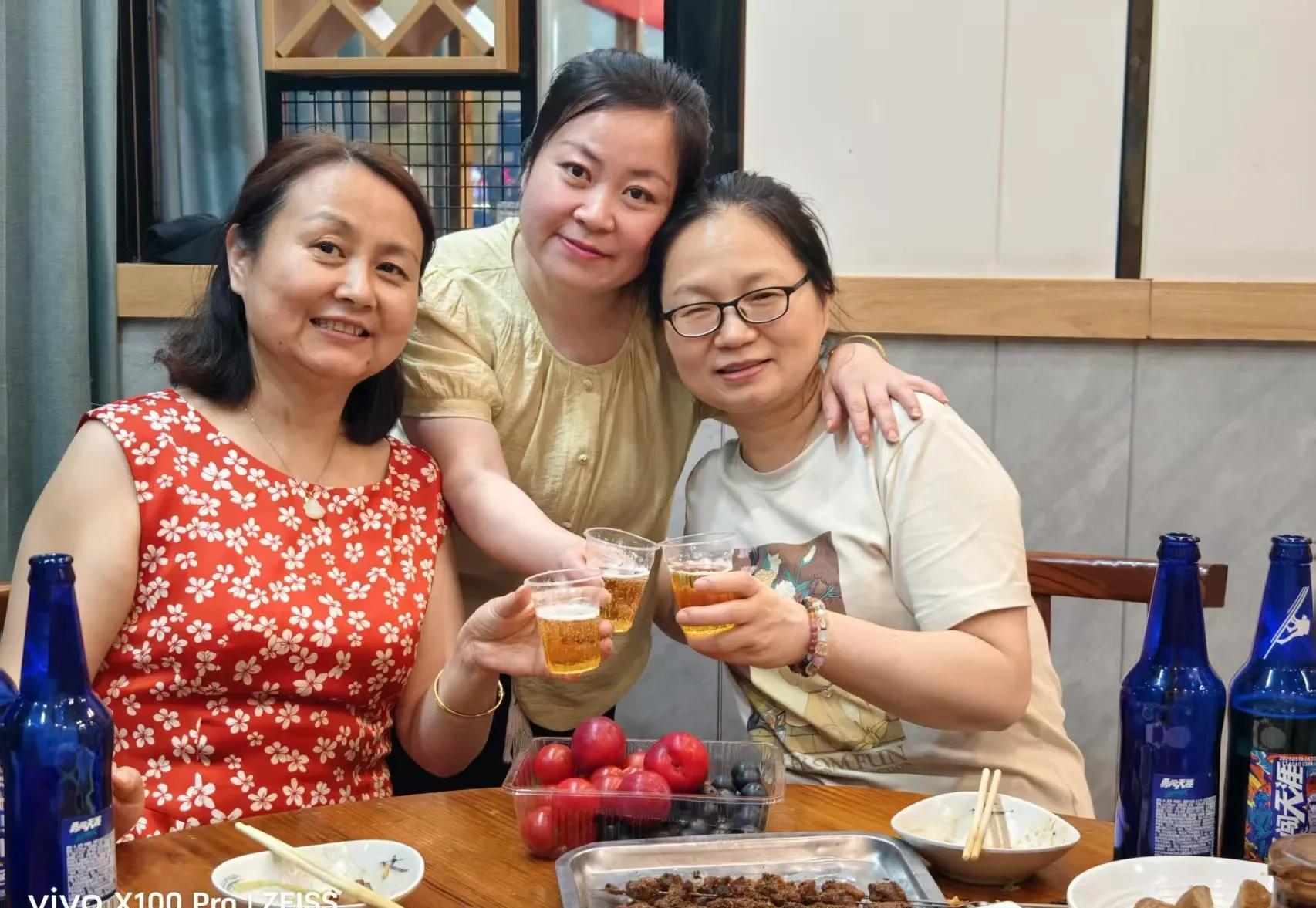 这就是我们妯娌仨。我们又一起聚餐了。



这次聚会，依旧是充满欢声笑语的姐妹淘