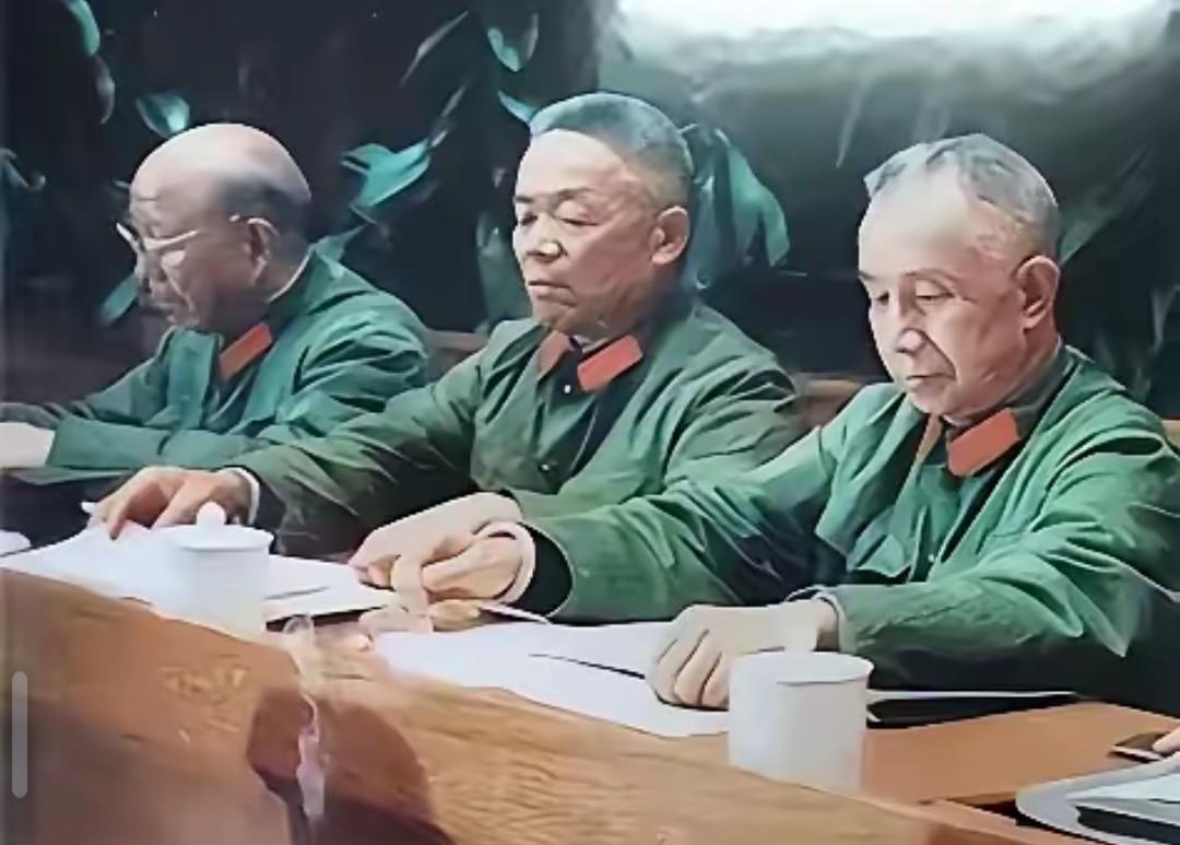 三位将军一起的合影，只认出粟裕将军和韩先楚将军，那位戴眼镜的是谁？