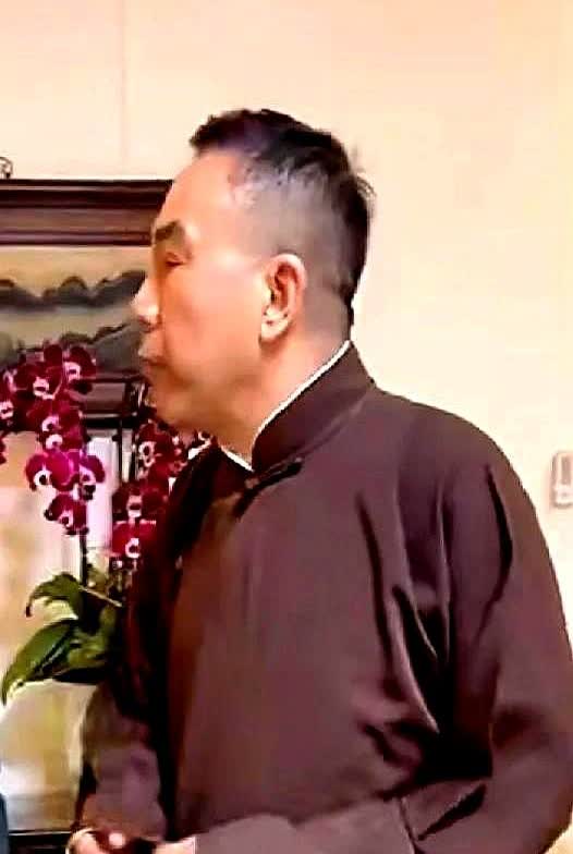 杨议在小园子说相声时拿郭德纲开涮，说人家在日本机场挂大标语欢迎自己，结果把“日本