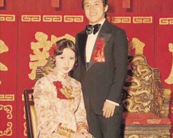 当年，曾志伟大张旗鼓地把18岁的王美华娶进门，新婚之夜，王美华洗完澡后，曾志伟却