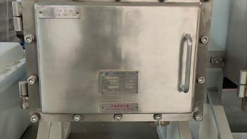 爆炸性粉尘环境用设备的最高表面温度应如何标识？