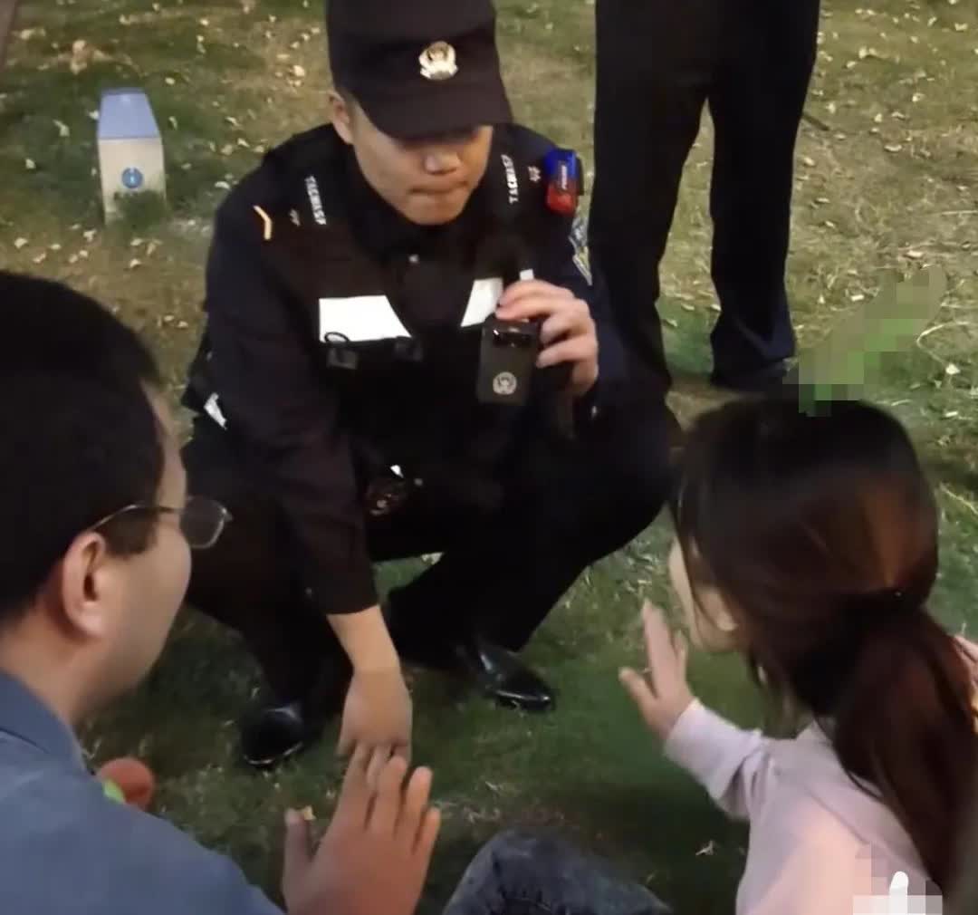 面对小仙女的撒泼，民警陷入了深深的沉思！
一女子踩踏草地，没走稳踩空歪了下脚，