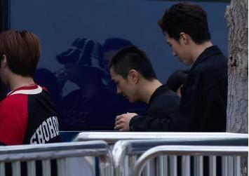 铉哥录制披哥首日也太放飞啦！上午紫色长发睡衣拖鞋cos丧丧，下午就剃寸头，戚薇姐