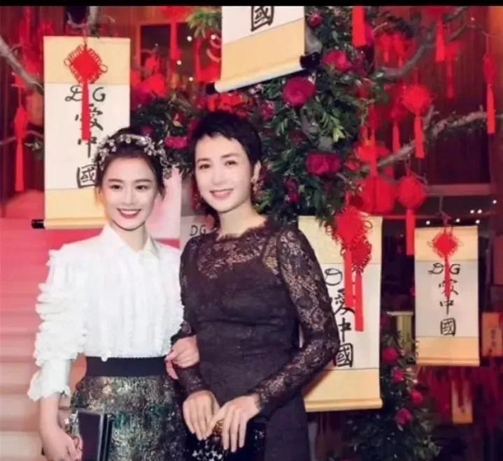 原来她们是亲属关系，蒋雯丽是马思纯的小姨，有些演员真不是凭空就能出名的。
现在一