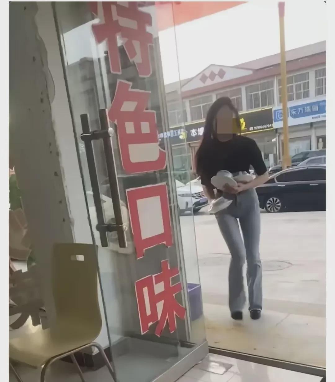 济南的烧烤再次爆火，木木烧烤名声大噪！
店主热情周到，亲自接待食客。烧烤店独具