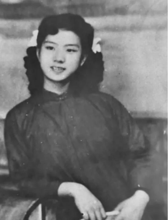 1949年，特务头子毛森，抓捕了一个交际花小姐，审讯时，毛森用刀划开她的衣服，轻
