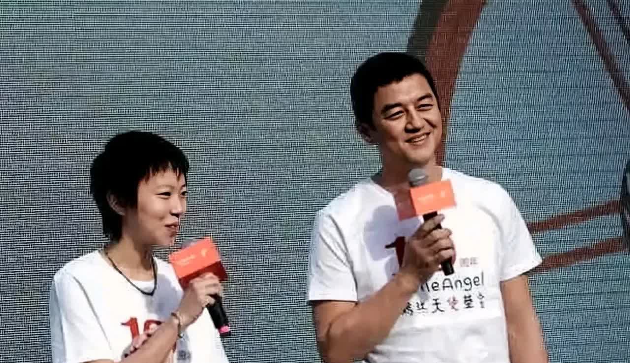 最扎心的是李亚鹏直播爆料！说李嫣微信三天才回一条。再看窦靖童，每周固定时间视频，