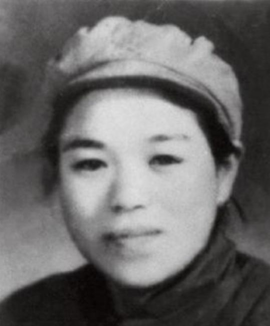 [太阳]1945年8月，日本战败以后，驻中国东北关东军，陆军野战医院院长挥着军刀