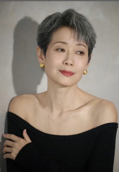 中医说，早睡可以改命
看完浪姐的作息表，我悟了
62岁的叶童，早上7点起床，晚上