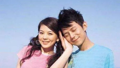 当年，何炅初出茅庐，靠做主持几年下来存了一些钱，李湘却出主意让他把钱花掉。

一