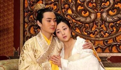 649年，李世民病危。太子李治迫不及待向武则天表白：“与其喊你为母，不如喊你为妻