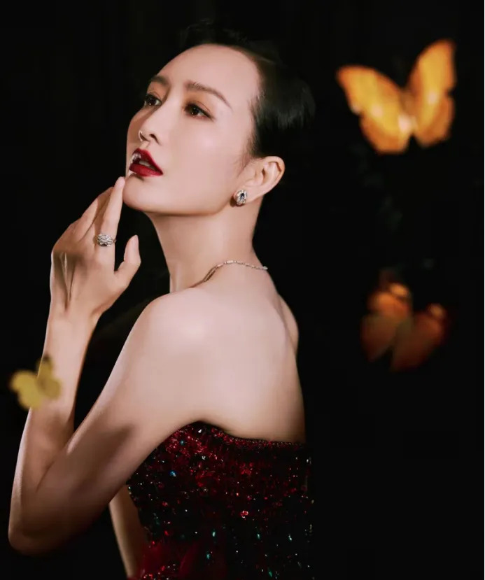 王鸥带娃走红毯展现女性力量











天哪，你敢信？女明星王鸥竟然推