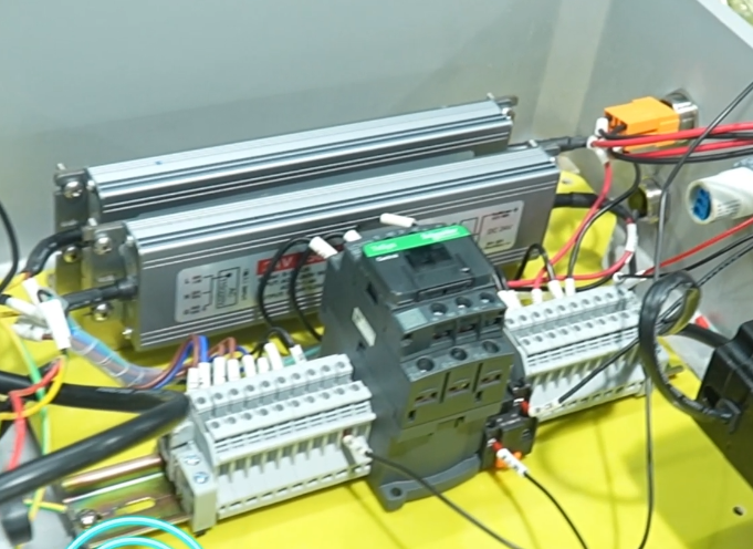 在线油液监测系统安装前：油路与电路预处理