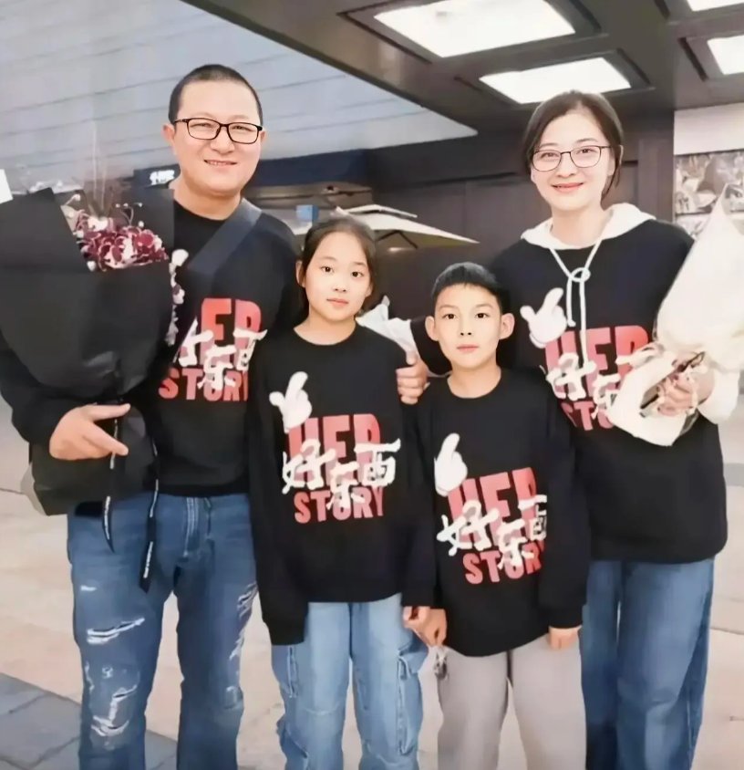 梅婷一家子其乐融融，幸福快乐的画面让人羡慕不已。知名演员梅婷最近特别火，红遍大江