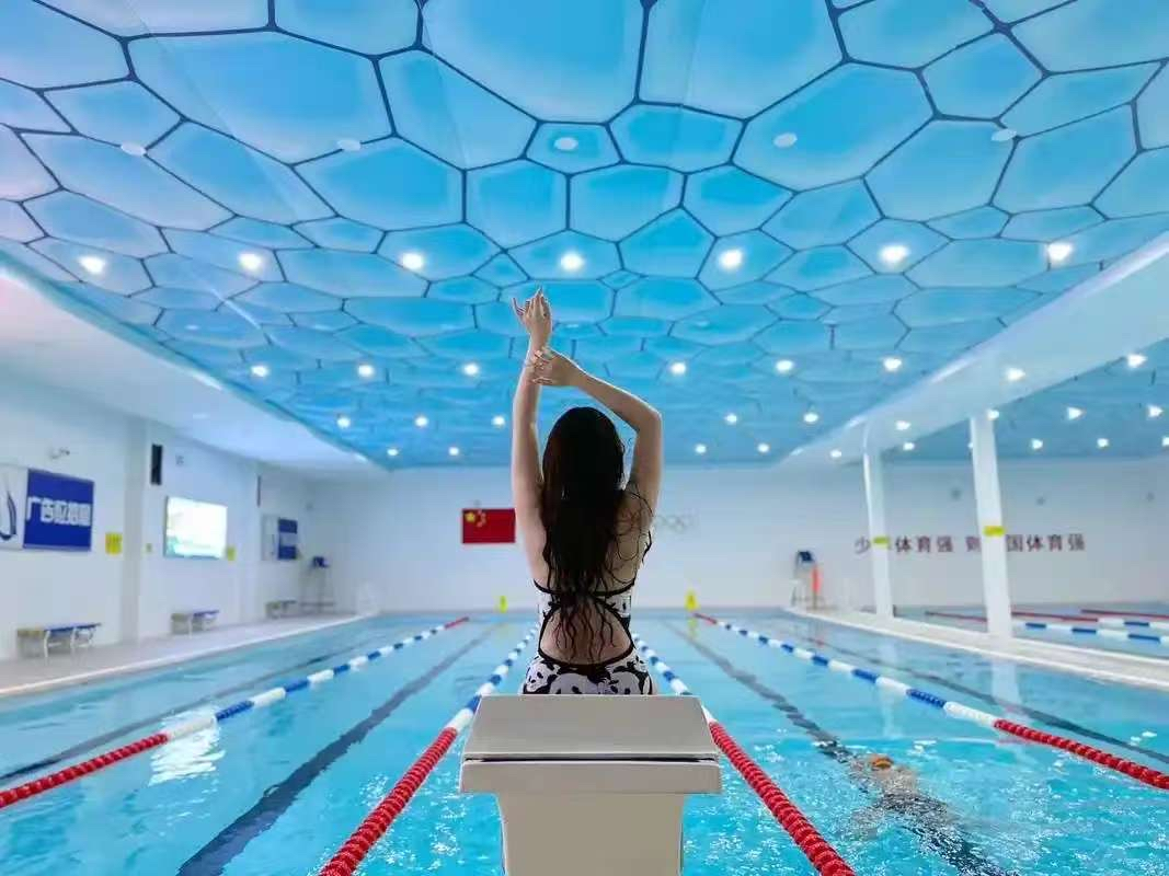 色胆包天！”6月29日，浙江杭州，一女子在游泳馆浅水区练憋气，突然，她感觉有只手