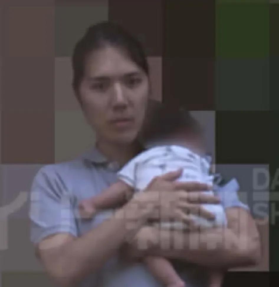 真子与小室圭的孩子
日本网友纷纷表示，不知照片是被偷拍还是摆拍的，如果是摆拍的，
