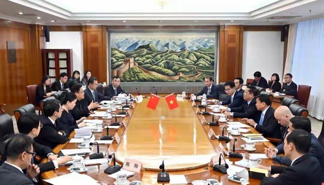 越南终于想通了：别无选择，只能跟中国接轨。越南的南北高铁计划，近日终于有了新的进