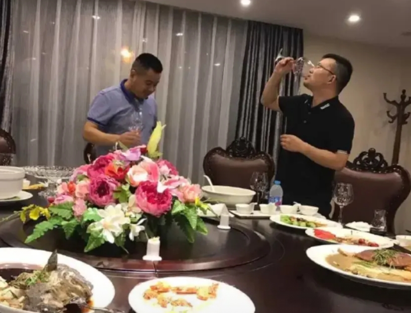 从违规吃喝到吃喝违规说开去。
史上最严的禁酒令来了，中央明确规定严禁违规吃喝，要