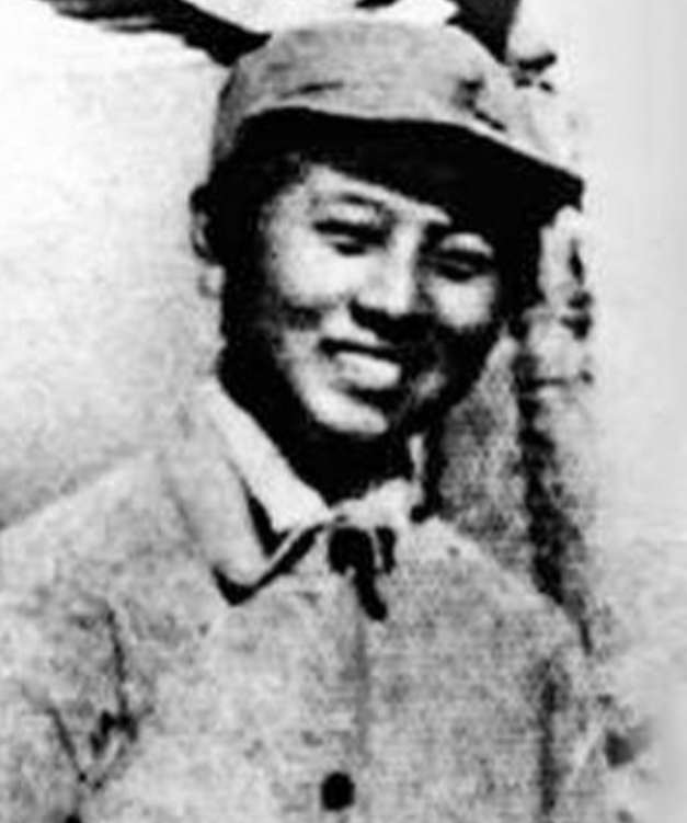1941年，23岁女团长被敌人包围，身受重伤，只能靠在石头上怒视敌人，就在日军慢