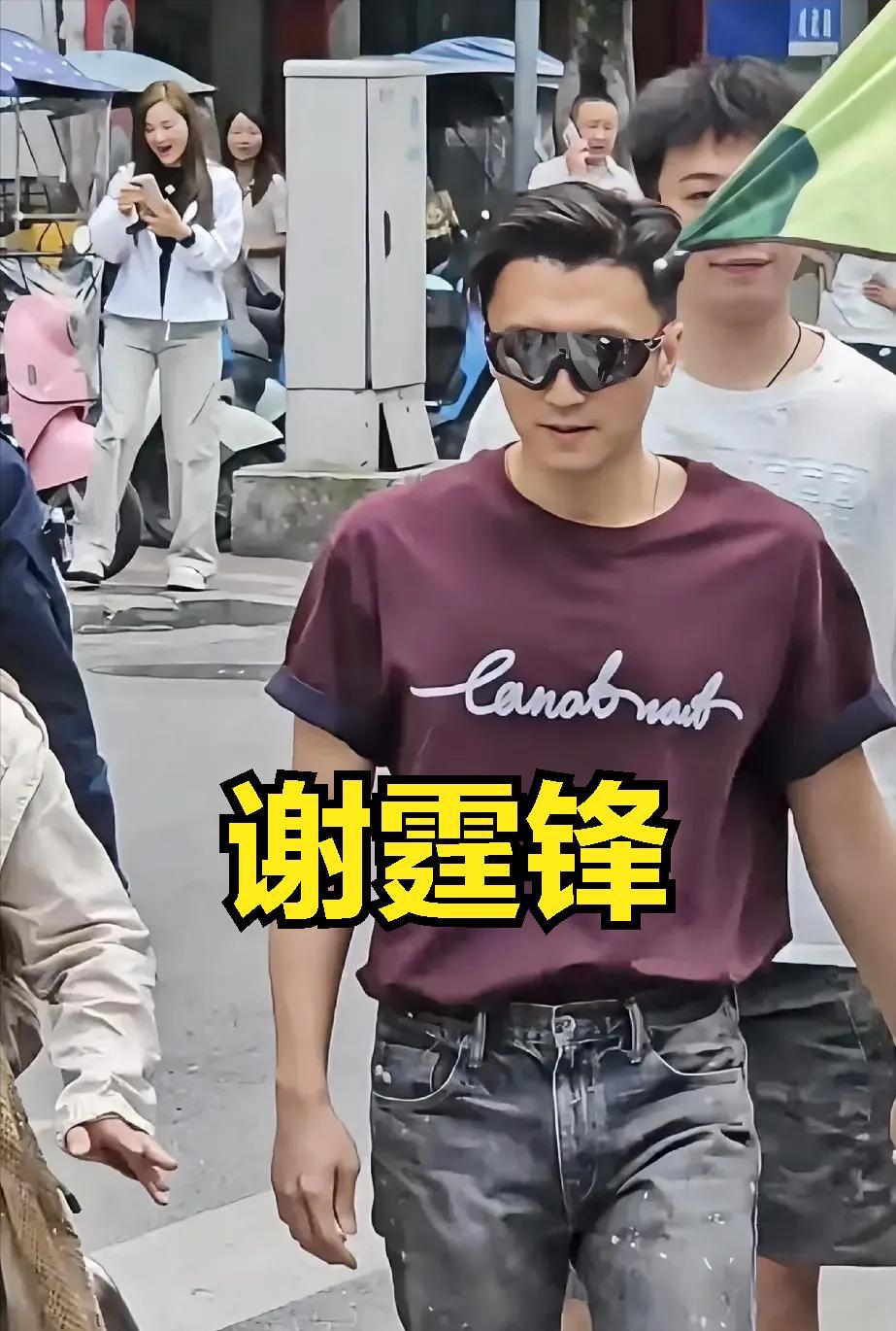 谢霆锋是怎么做到又老又年轻的？
看谢霆锋的造型，尤其是油光发亮的发型，真的给人一