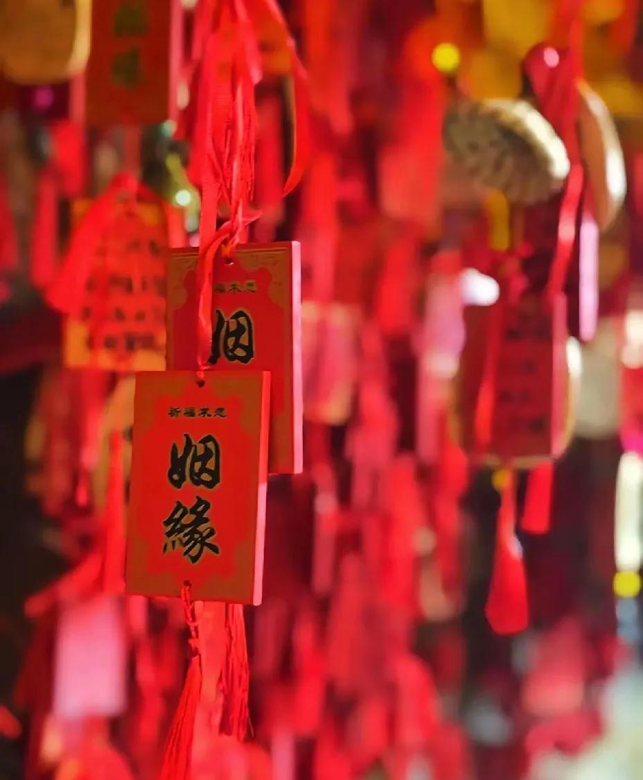 透露一个感情里的玄学真相：缘分突然断掉，是老天在暗中保护你。



感情的终结，