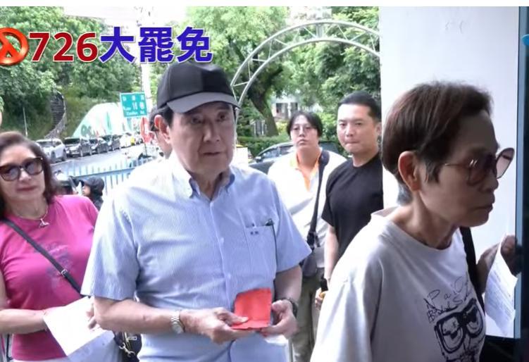 马英九完成大罢免投票
马英九今早8点多来到住区投票点排队等待投票，稍早也已完成大