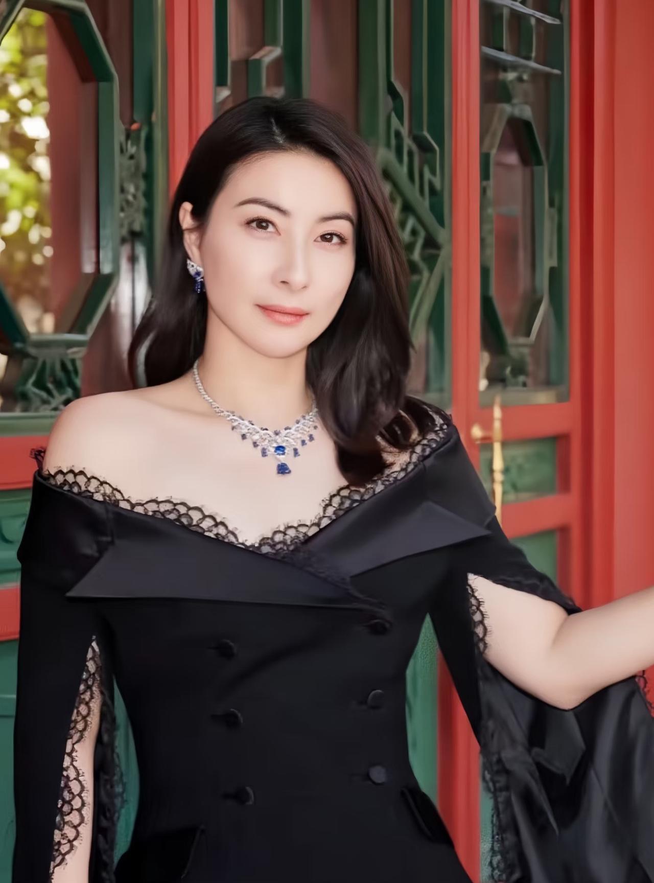 郭晶晶真是太惨了！
她有什么错，参加个婚礼就要被骂缺德？
真要说她有什么的话，那