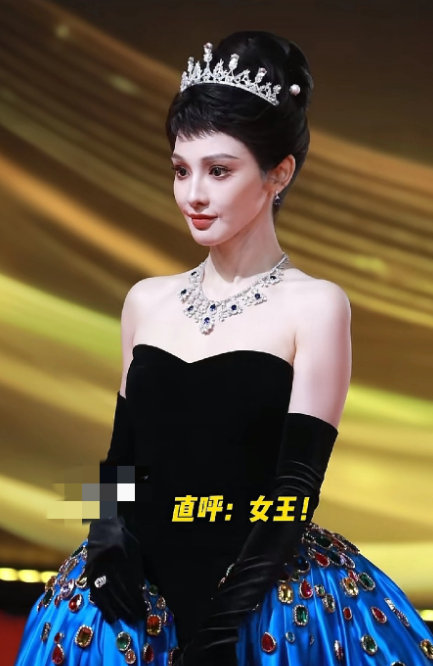 彭小苒走红毯，一身赫本风，她的刘海适合到眉毛，会更好看更适合她。因为脸型更长一些